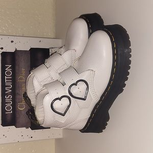 Dr Martens Devon white heart platform boot, sz 6/ eu 37